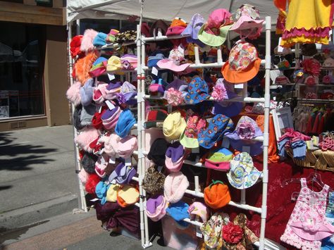 Great way to display hats a craft fairs. Craft Fair Crochet Ideas, Crochet Craft Fair Ideas, Diy Hat Stand, Diy Hat Display, Crochet Display, Crochet Booth, Craft Fair Ideas, Bar Booth, Display Hats