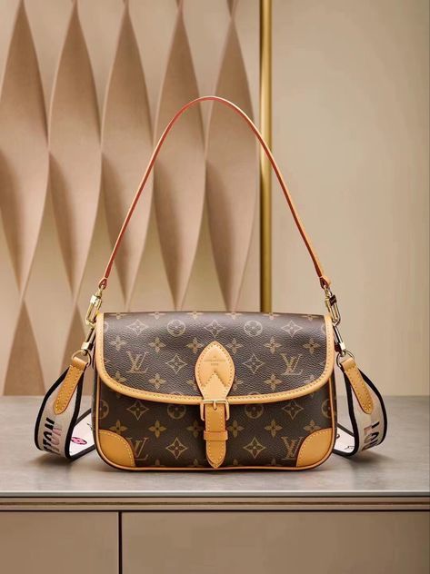 Louis Vuitton Diane, Types Of Purses, Postman Bag, Man Purse, Genuine Leather Totes, Leather Messenger Bag, Leather Messenger, Womens Purses, Louis Vuitton Bags