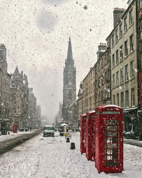 Edinburgh Winter, Scotland Aesthetic, London Snow, Royal Mile Edinburgh, Friends Trip, Scotland Tours, Edinburgh City, Disneyland Pictures, Scottish Landscape