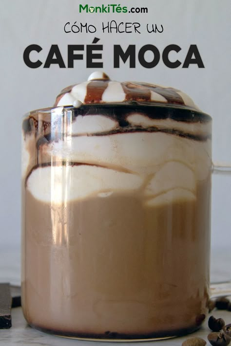 Descubre la receta del clásico y famoso café moca o mocaccino. Si te gusta el café, el chocolate, y te gusta lo dulce, vas a disfrutar como un niño. Flavored Coffee Recipes, Italy Coffee, Cocktail And Mocktail, Roasted Coffee Beans, Chocolate Tea, Happy Foods, Coffee Flavor, Frozen Treats, Frappe