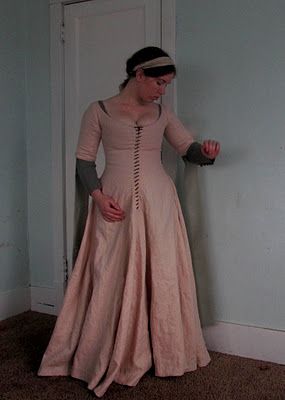 A series of blog posts showing process of making a medieval-style 14th-century woman's cotehardie. 14th Century Fashion, Sca Camping, Medieval Garb, Medieval Clothes, Historical Dress, Medieval Style, Medieval Costume, Dream Dresses, Period Outfit