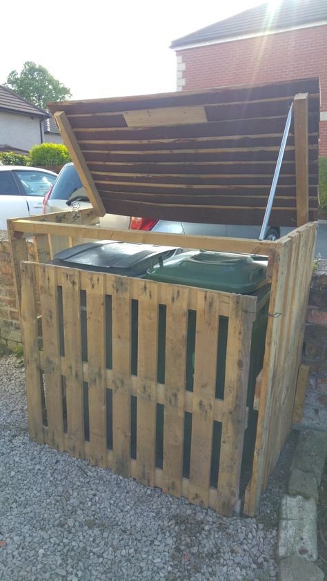 #DiyPalletIdeas, #Garbage, #GarbageBinShed, #Garden, #HorizontalShed, #PalletBin, #PalletStorageShed, #Recycling, #RecyclingBin, #RecyclingWoodPallets, #StorageShed This Pallet Garbage Bin Storage Shed is a simple and budget-friendly way to hide those unsightly cans, and to keep your pets away from the trash! You only need three pallets and two hours to make your own.  Build your own Pallet Garbage Bin Shed Out Of Pallets, Pallet Organization Ideas, Garbage Can Storage, Bin Shed, Garbage Storage, Diy Storage Shed, Pallet Shed, Wood Shed Plans, Pallet Storage