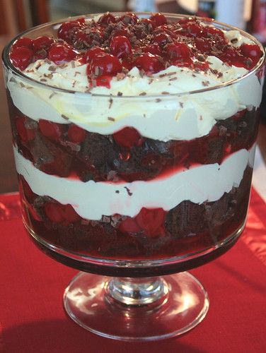 Jolts & Jollies: Black Forest Trifle with Duncan Hines and Comstock-Wilderness {Giveaway Closed} Black Forest Trifle Recipe, Black Forest Trifle, Pudding Recept, Cherry Trifle, Desserts Nutella, Trifle Bowl Recipes, Trifle Dessert Recipes, Smores Dessert, Beaux Desserts