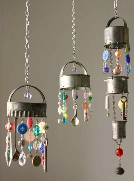 Beautiful and unique - biscuit cutter wind chimes made from found items and beads or rocks (sea glass?) Carillons Diy, Hantverk Diy, Diy Wind Chimes, Vintage Cookies, Button Art, Button Crafts, Crafty Craft, Garden Crafts, Dremel