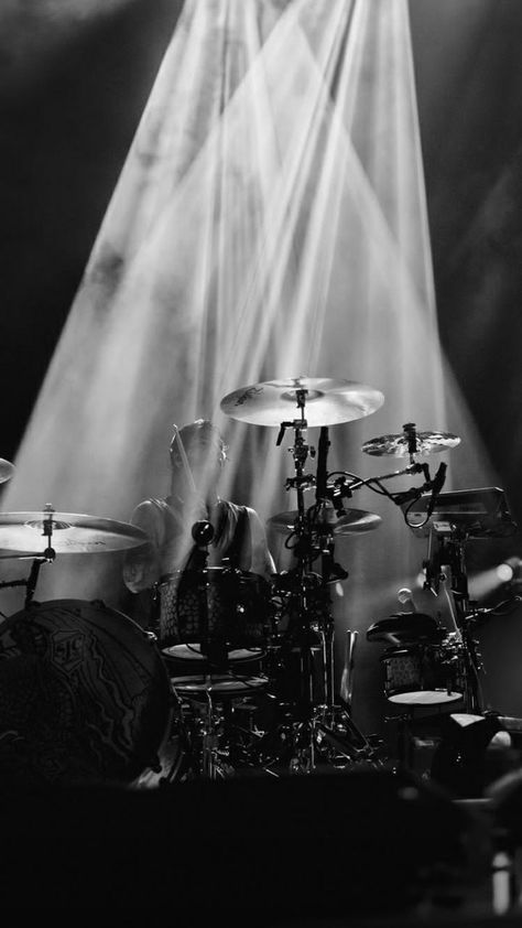 Drummer Aesthetic Male, Drums Wallpaper, Twenty One Pilots Wallpaper, Twenty One Pilots Aesthetic, Drum Band, Live Music Photography, Music Tattoo Designs, Drum Music, Lonely Heart