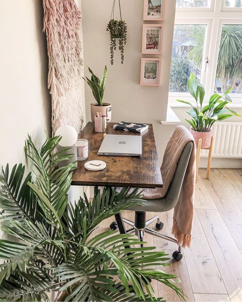 Brown Desk Decor, Bedroom Wooden Furniture, Study Table Organization, Small Home Office Decor, Office Brown, Office Vibes, Brown Desk, Office Nook, Clutter Free Home