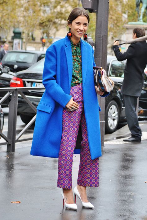 Fall Coat Street Style Natasha Goldenberg, Noble Lady, Coat Street Style, Chic Coat, Blue Coat, Quirky Fashion, Fashion Articles, Blue Coats, Style Crush