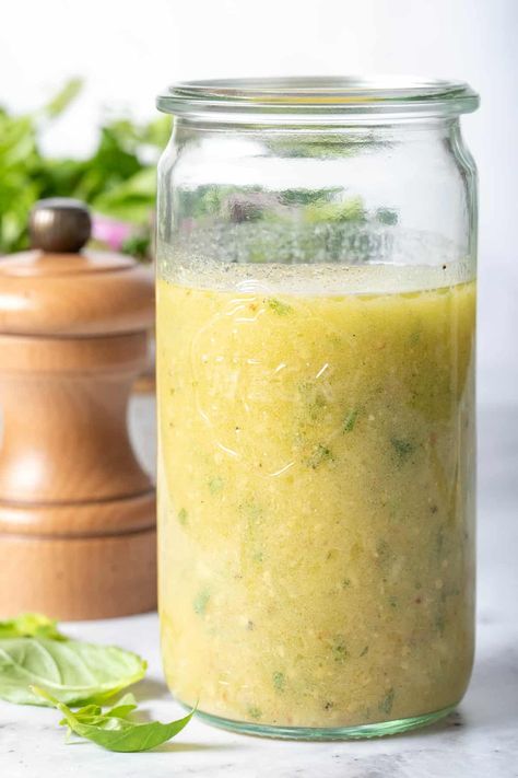 Fresh Basil Dressing Basil Dressing Recipe, Basil Vinaigrette Dressing, Lemon Basil Vinaigrette, Ginger Salad Dressings, Avocado Salad Dressing, Spring Mix Salad, Kale Quinoa Salad, Garlic Honey, Dressing For Fruit Salad