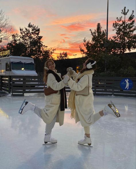 Iceskating Instagram Photos, Ice Skating Rink Aesthetic, Ice Skating Photo Ideas, Outfit For Ice Skating, Ice Skating Pics, Skating Outfit Ideas, Ice Skating Outfit Ideas, Ice Skating Outfit Casual, Ice Skating Outfits