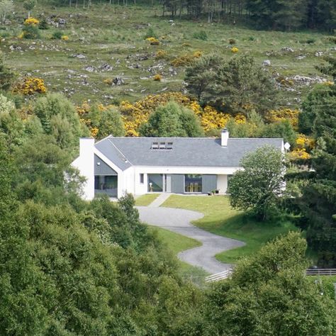 6 observations from 6 stunning Passivhaus self build projects. L Shaped Houses Exterior, L Shaped Bungalow, Dorma Bungalow, L Shaped House Plans, Ireland Houses, Dormer Bungalow, Shaped House, Bungalow Ideas, L Shaped House