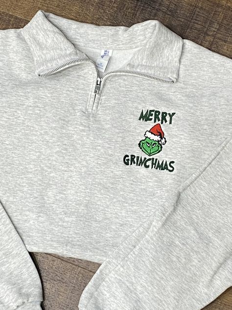 Christmas Sweatshirts Diy, Xmas Outfits Women, Sweaters Preppy, Christmas Sweatshirt Ideas, Preppy Christmas Outfit, Casual Halloween Outfits, Ugly Christmas Sweater Ideas, Christmas Sweater Ideas, Christmas Outfit Inspiration