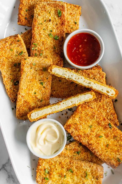 This Crispy Breaded Tofu recipe is easy to make in the air fryer or oven baked. It's crispy on the outside and soft in the middle Crispy Tofu Air Fryer, Tofu Air Fryer, Resep Vegan, Breaded Tofu, Tofu Steak, Tofu Sandwich, Creamy Feta, Crispy Tofu, Baked Tofu