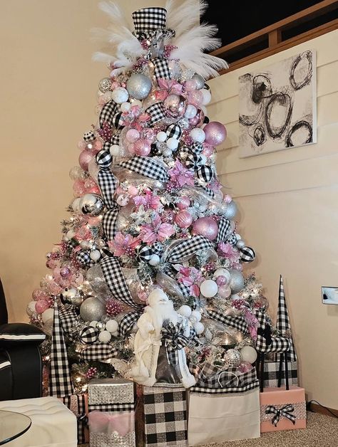 Pink And Black Christmas Tree Decoration, Pink Christmas Tree With Black Ornaments, Pink Black And White Christmas Tree, Fun Christmas Tree Ideas For Kids, Pink And Black Christmas Tree, Black And Pink Christmas, Pink And Black Christmas, Black Christmas Tree Decorations, Christmas Tree Inspo