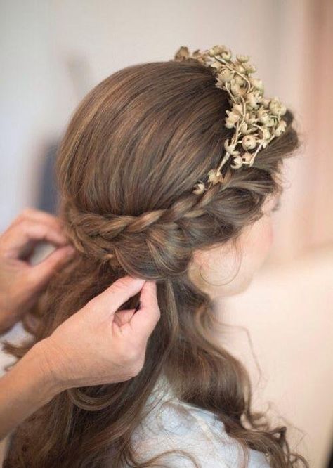 Hermosos peinados estilo romano que te harán ver muy linda | Belleza Communion Hairstyles, Christian Bride, French Braid Hairstyles, Bride Headpiece, Hair Done, Flower Girl Hairstyles, Wedding Hair Down, Half Up Hair, Wedding Hair And Makeup