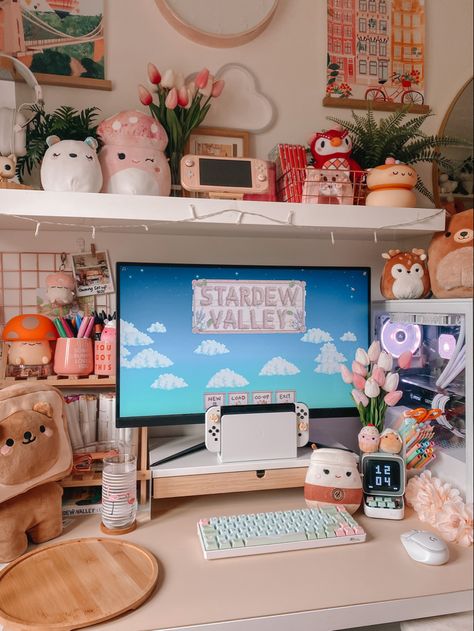 Gamer Girl Setup, Cosy Gaming, Cozy Gaming Setup, Cozy Office Space, Cozy Aesthetics, Cozy Gamer, Desk Organisation, Gaming Desk Setup, Desk Aesthetic