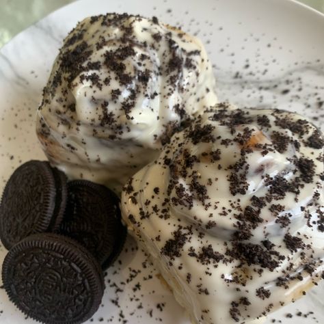 Oreo Cinnamon Rolls, Yummy Alcoholic Drinks, Restaurant Ideas, Cute Baking, Cookies N Cream Cookies, Cream Cheese Icing, Girl Dinner, Tasty Baking, Cinnamon Buns