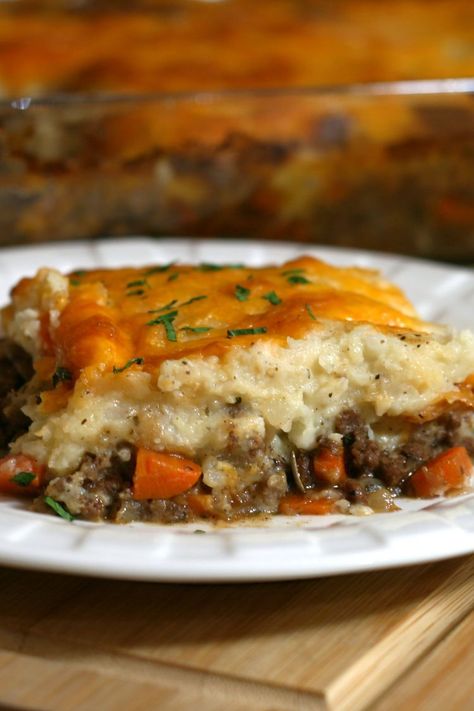 Easy English Cottage Pie Caramelized Carrots, Cottage Pie Recipe, Comfort Dinner, Fluffy Mashed Potatoes, 5 Ingredient Dinners, Cheesy Mashed Potatoes, Easy English, Beef Tips, Cottage Pie