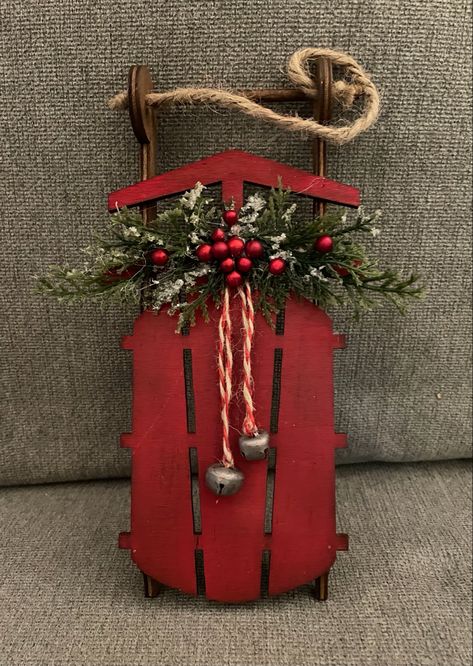 Sled Ideas For Christmas, Wood Sleigh Decor, How To Decorate Old Sleds For Christmas, Wood Sleigh Diy, Sleigh Ornaments Diy, Mini Sled Decorating Ideas, Diy Sled Decoration, Small Sled Decorating Ideas Diy, Painted Sleds Ideas