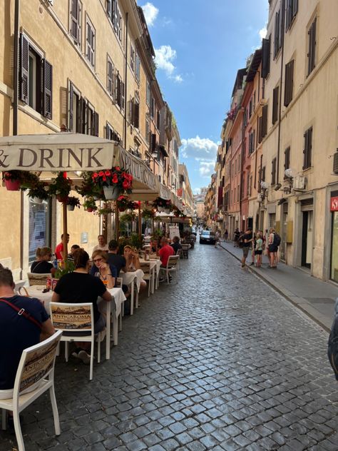 Rome Streets Aesthetic, Rome Cafe, Paris Cafe Aesthetic, Mall Landscape, Cafe Italy, Rome Cafes, Italian Coffee Shop, Aesthetic Buildings, Europe Pics