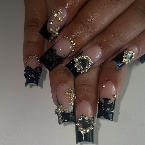 🖤 . #longnails #almondnails #bombnails #cutenails #nails #nailstyle #squarenails #pinkfrenchnails #nailinspo #hellokittynails #valentinobeautypure #lanails #nailtech #nailart #whitenails #ombrenails #airbrushnails #glitternails #pinknails #chromenails Birthday Nail Set Ideas Black, Black Nails With Gold Charms, Black And Gold Birthday Nails, Nails With Gold Charms, Black Nails With Gold, Birthday Nail Set Ideas, Birthday Nail Set, Nail Gold, Black And Gold Nails