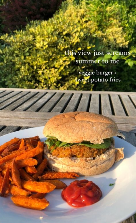 Veggie Burger Aesthetic, Vegan Dinner Aesthetic, Healthy Lunch Snacks, Healthy Burger, Pasti Sani, Healthy Food Motivation, Lunch Recipes Healthy, Food Goals, Food Is Fuel