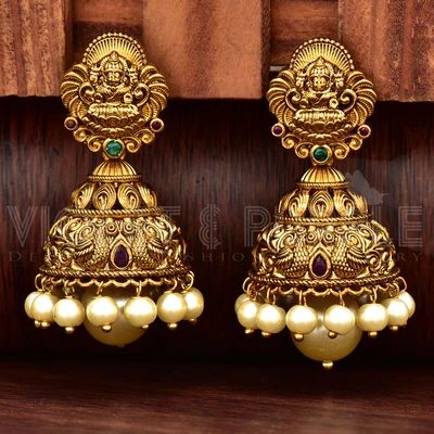 Gold Earrings Studs Simple, Earrings Chandbali, Earrings Jhumka, Temple Jewellery Earrings, Gold Jhumka Earrings, Gold Jewels Design, New Gold Jewellery Designs, Gold Earrings Models, Gold Bangle Set