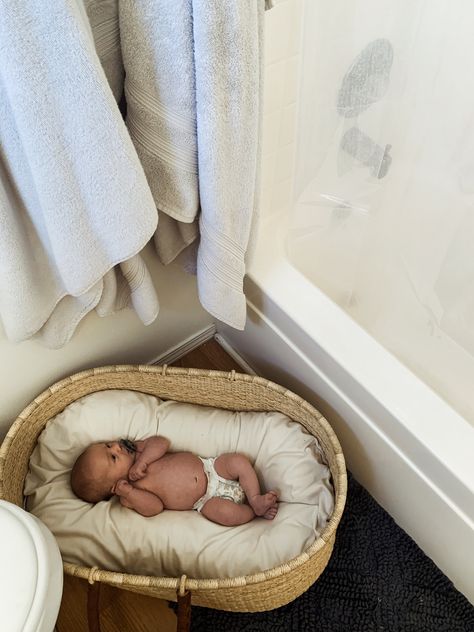 design dua moses basket + snuggle me organic lounger = 🙌🏽 Snuggle Me Organic Photography, Bassinet Aesthetic, Moses Blanket, Bassinet Ideas, Snoo Bassinet, Moses Basket Baby, Snuggle Me Organic, Bassinet Cover, Snuggle Me