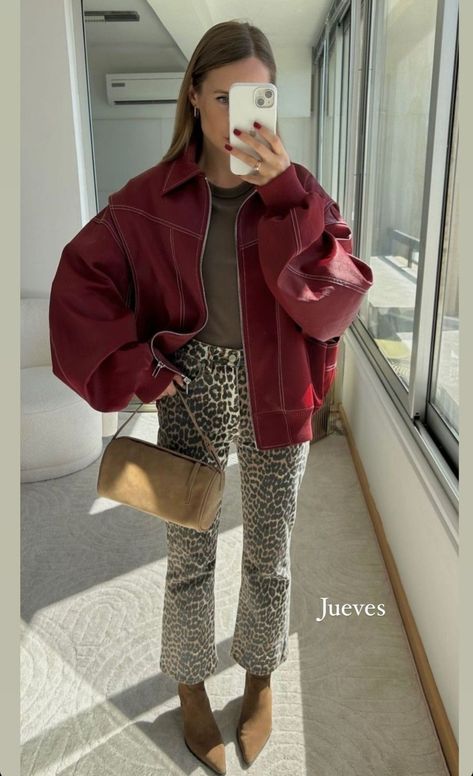 All Saints Style Women, Fall Trends 2023 Outfits Women, Leopard Pant Outfit, Animal Print Pants Outfit 2024, Leopard Fall Outfit, Autumn Aesthetic Outfit 2024, Leopard Outfit Aesthetic, Street Style Winter 2024, Outfit Ideas Autumn Casual