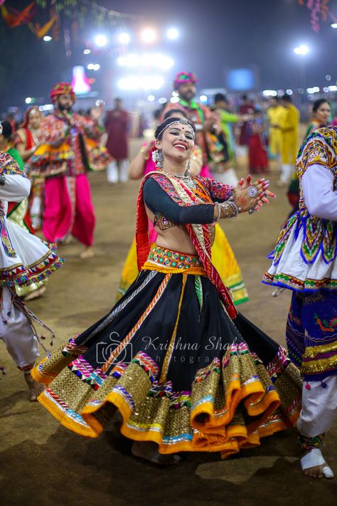 Designer navratri collection Garba Photo Hd, Garba Dandiya Photography, Chanya Choli Garba, Navratri Garba Photography, Navratri Couple Outfits, Navratri Photography Poses, Navratri Girl, Navratri Garba Photo, Navratri Special Photo