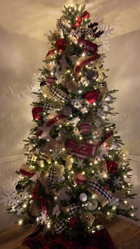 Buffalo Plaid Ribbon On Christmas Tree, Plaid Theme Christmas Tree, Red White And Burlap Christmas Tree, Buffalo Plaid Christmas Trees, Christmas Tree Plaid Theme, Rustic Christmas Tree Decor Ideas, Buffalo Check Christmas Decor, Western Christmas Tree, Colorado Christmas