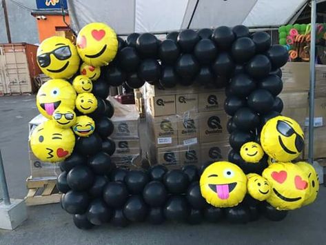 Emoji Balloon Garland, Emoji Balloon Decorations, Emoji Balloon, Birthday Emoji, Balloon Photo, Emoji Birthday Party, Balloon Frame, Emoji Birthday, Emoji Party