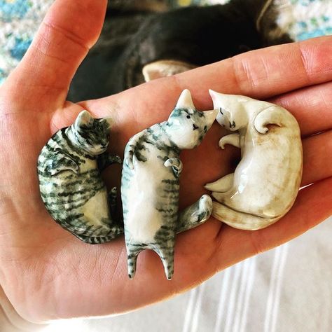 Ceramic Sculpture Ideas Cute, Small Ceramic Animals, Miniature Ceramics, Ceramics Cat, Ceramic Cats, Beginner Pottery, Cat Ceramic, Ceramic Cat, Clay Animals