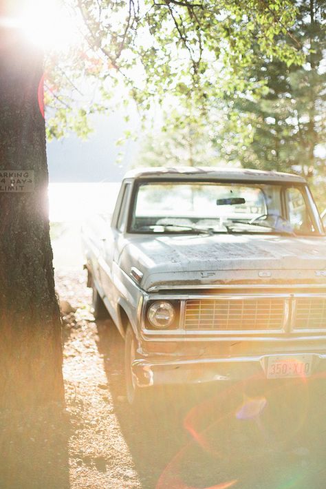 summer Beat Up Pickup Truck, Vintage American Aesthetic, Vintage Car Photography, Old Ford Truck, Best Pickup Truck, Friday Inspiration, Porch Lights, Ranger Truck, Ford Ranger Truck