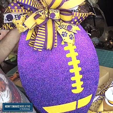 Ready to learn how to make a football themed door hanger? Watch this video to see a quick and easy DIY door hanger for football season! Football Wreath Diy, Football Door Hangers, Pro Bow, Football Crafts, Football Diy, Burlap Flower Wreaths, Sports Wreaths, Football Wreath, Burlap Flowers