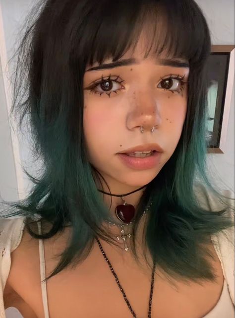 Face Claims Colored Hair, Dark Green Hair With Bangs, Green Hair Makeup Ideas, Monstra0.3 Outfits, Hairdye Ideas Short Hair, Funky Makeup, Dyed Hair Inspiration, Dope Makeup, Edgy Makeup