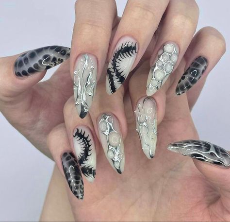 Tokyo Ghoul Inspired Nails, Centipede Nail Art, Creative Halloween Nails, Xenomorph Nails, Centipede Nails, Creepy Nail Designs, Deftones Nails, Tokyo Ghoul Nails, Junji Ito Nails