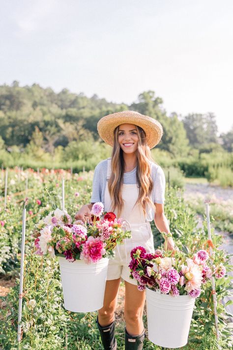 Spring Women Outfits, Country Garden Decor, Flower Branding, Farm Lifestyle, Farm Clothes, Farm Photography, Branding Photoshoot Inspiration, Flower Company, Farm Photo