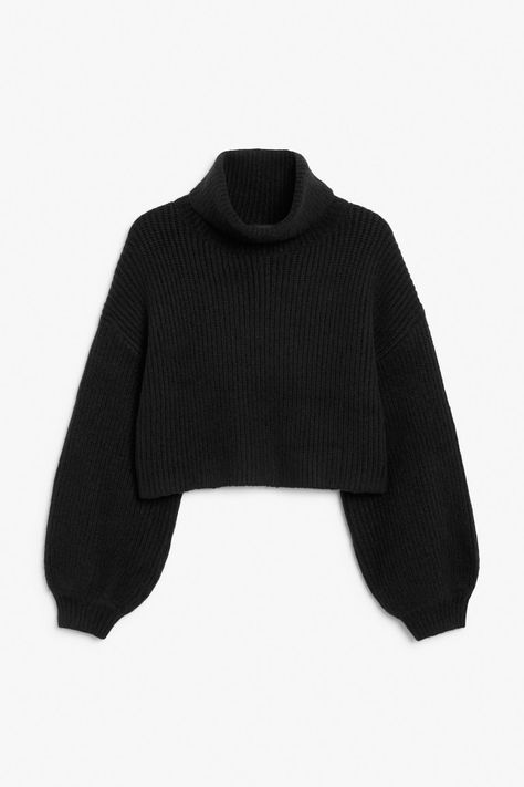 A cropped turtleneck sweater with drop shoulders, ribbed cuffs and a chunky knit.Oversized fit.Cropped.Chunky knit.Made with recycled polyester.In a size S the chest width is 100 cm and the length is 43 cm. Cropped Turtleneck, Trouser Outfits, Black Jumper, Black Turtleneck, Ribbed Knit Sweater, Laura Lee, Tennis Skirt, Green Sweater, Black Crop