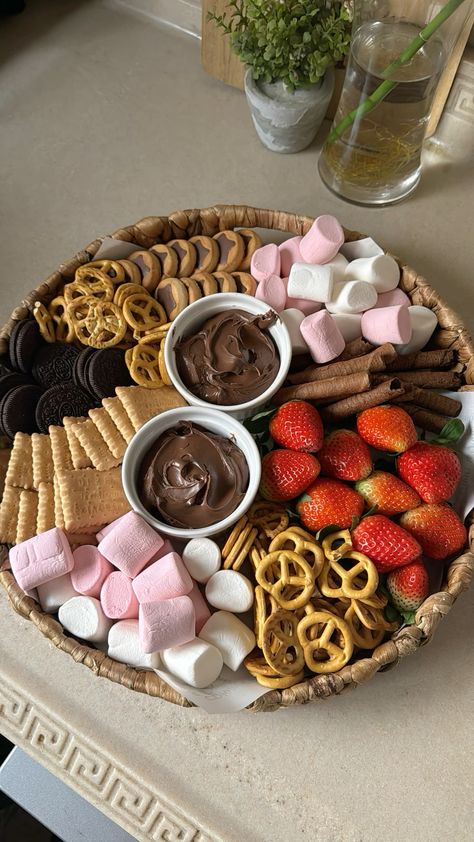 #chocolate #platter #strawberry #strawberries #marshmallow #oreo #chocolatelover #chocolatelover #chocolatedessert #chocolatechipcookie Strawberries And Chocolate Dip, Sweet Sharing Platter, Chocolate Covered Board, Chocolate Strawberry Charcuterie Board, Chocolate Charcuterie Board Ideas Simple, Dessert Board Valentines, Summer Food Board, Valentines Food Platters, Valentine Platter Ideas