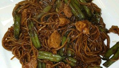 Bami met kip ketjap | Ramadanrecepten.nl Japchae, Pasta Recipes, Food And Drink, Spaghetti, Pasta, Ethnic Recipes, Van