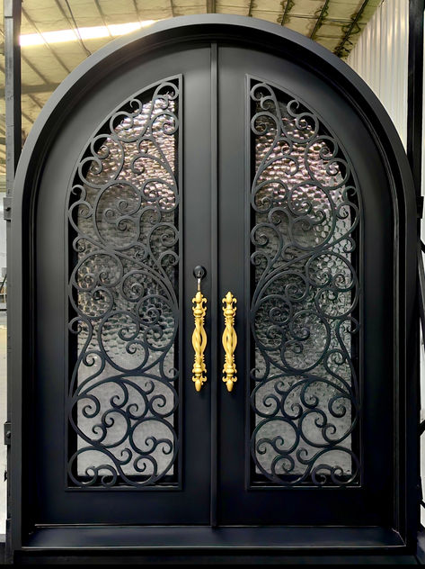 "Elegant entrance, unforgettable welcome. Explore the modernity and durability of our aluminum front doors. Transform your home with style and functionality. ✨🚪 #Aluminum #FrontDoors #HomeDesign" Iron Doors Modern, Steel Front Doors, Modern Front Doors, Aluminium Front Door, Cottage House Interior, Elegant Entrance, French Gothic, Iron Front Door, Building An Addition