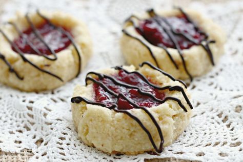 These Raspberry Thumbprint Cookies are a makeover from an old time favorite. Don’t they looks so pretty! #raspberrycookies #thms #ketocookies #raspberryfilledcookies #glutenfree #sugarfree #raspberrythumbprint #aroundthefamilytable Raspberry Thumbprints, Around The Family Table, Thm Baking Blend, Raspberry Thumbprint, Trim Healthy Mama Dessert, Raspberry Thumbprint Cookies, Calorie Dense Foods, Trim Healthy Momma, Raspberry Cookies