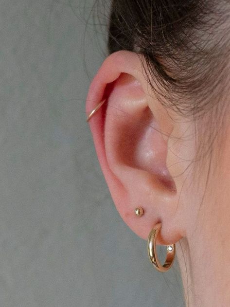 Ušný Piercing, Minimalist Ear Piercings, Cool Ear Piercings, Pretty Ear Piercings, Helix Hoop, Pretty Jewelry Necklaces, Cute Ear Piercings, Vicks Vaporub, Jewelry Accessories Ideas