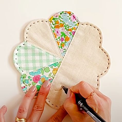 Patchwork Coasters Scrap Fabric, Hand Sewn Fabric Coasters, Placemats Patterns Sewing, Free Coaster Patterns Sewing, Small Simple Sewing Projects, Patchwork Coasters Free Pattern, Sew Coasters Diy, Quilt Coasters Patterns, Patchwork Projects Ideas