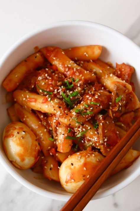 Le tteok-bokki (aussi appelé ddeokbokki) coréen est un peu l’équivalent du macaroni aux tomates occidental. Dokbukki Korean, Toppoki Korea, Teokkboki Food, Teokkboki Aesthetic, Tteoboki Aesthetic, Ttaebokki Korean Food, Ttbeokki Food, Kore Yemekleri Tteokbokki, Tteok-bokki Aesthetic