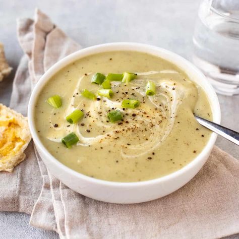 Vegetarian Gyoza, Spring Onion Soup, Soup Recipe Instant Pot, Potato Leek Soup Recipe, Simply Happy Foodie, Leeks Soup Recipes, Recipe Instant Pot, Artichoke Soup, Potato Leek