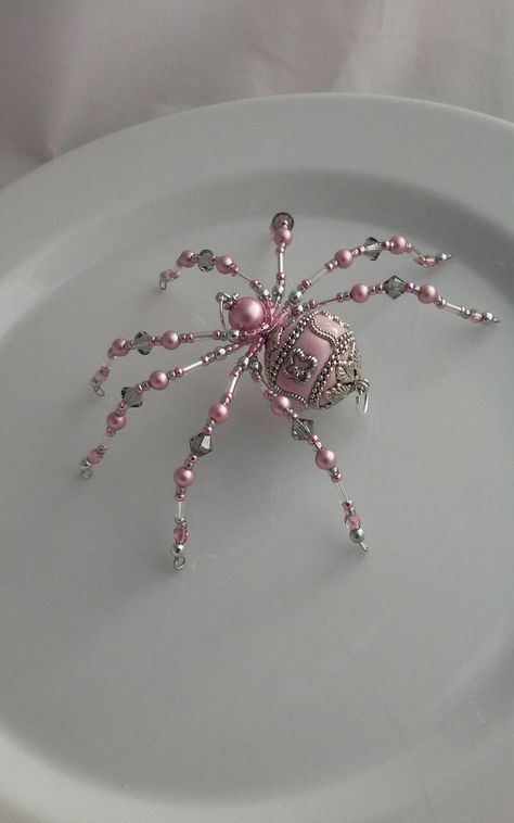 Diy Bead Spider, Art With Jewelry, Spider Beads Diy, Seed Bead Sculpture, Diy Beaded Spider, How To Make A Beaded Spider, Spider Jewelry Diy, Pink Spider Aesthetic, Beaded Spiders How To Make