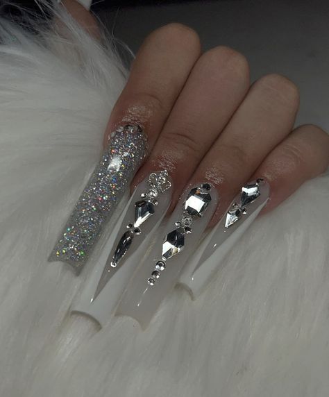 Nails Art Red, Silver Acrylic Nails, Ongles Bling Bling, Nail Art Red, Nail 2022, Nail Winter, Nail Fall, Prom Nails Silver, White And Silver Nails