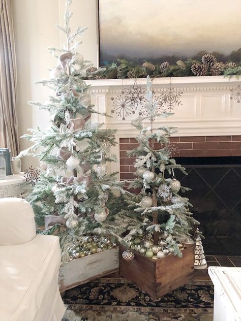 Decorating a Farmhouse Christmas Tree - MY 100 YEAR OLD HOME Christmas Tree In Urn, 100 Year Old Home, Farmhouse Christmas Tree, Deco Nature, Creative Christmas Trees, Fir Trees, Christmas Tree Inspiration, Christmas Tree Stand, Cool Christmas Trees