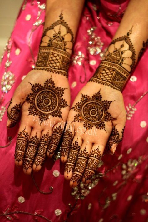 Bridal Mehndi maybe this on the inside and more detailed on the outside Pakistani Mehndi Designs, Bridal Mehendi Designs Hands, Henna Body Art, Wedding Henna, Beautiful Henna Designs, Bridal Mehendi Designs, Beautiful Mehndi, Mehndi Tattoo, Henna Designs Easy